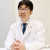 患者に説明する大阪ひざ関節症クリニック濱田院長